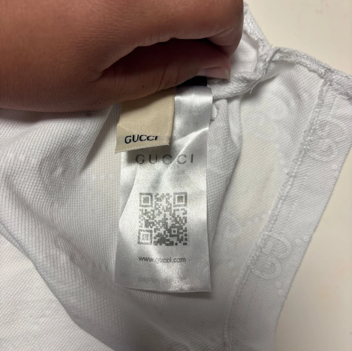 Vit pikétröja från Gucci med GG-mönster - 2