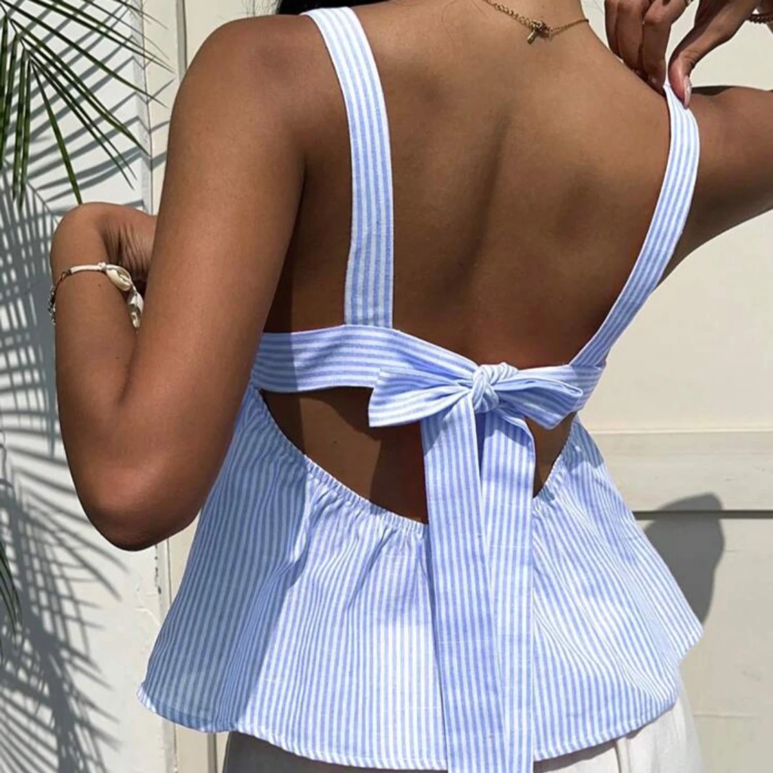 Randig blåvit linnetopp med rosett