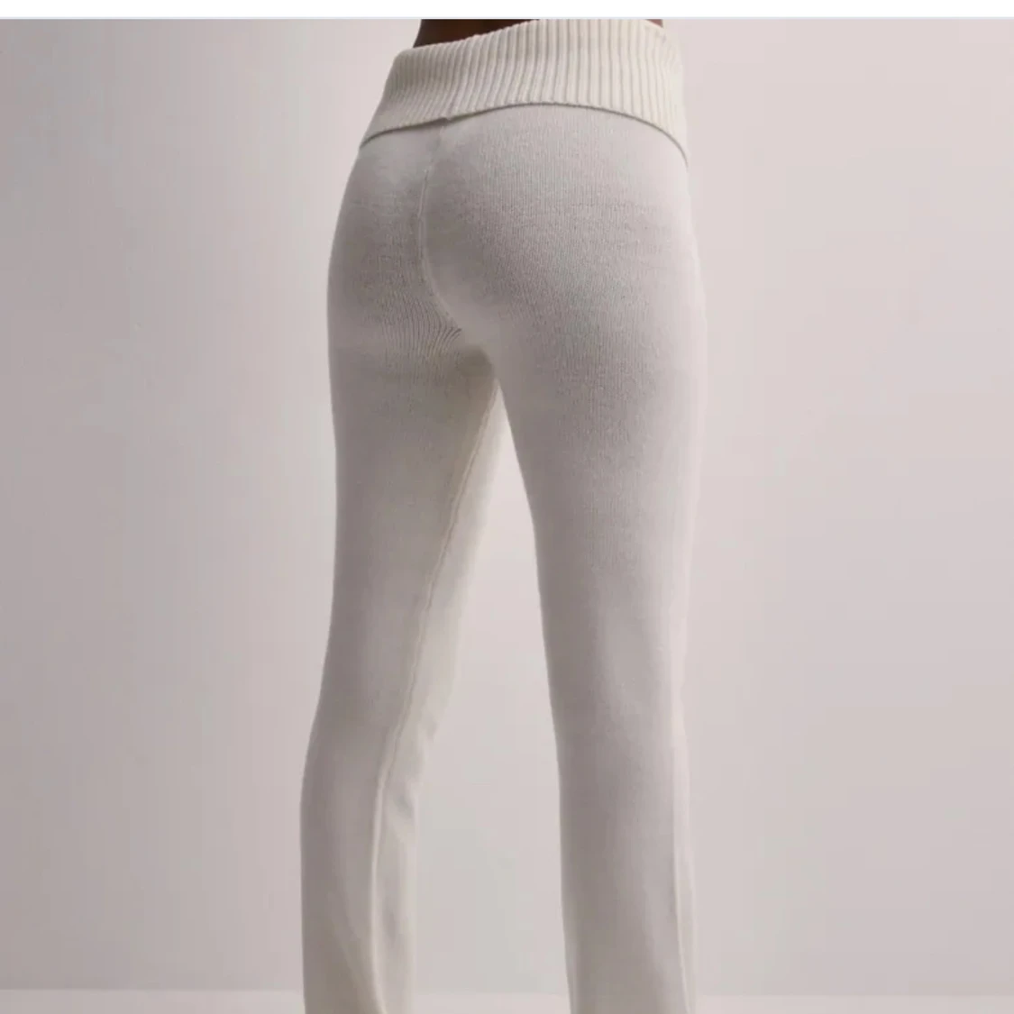 Vita stickade byxor med ribbad midja - 1