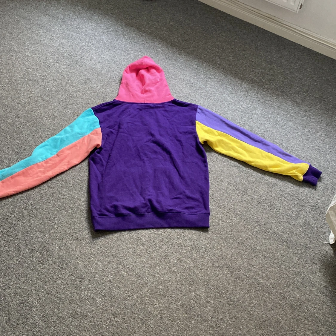 Färgglad hoodie med retro vibe - 1