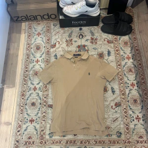 Ralph lauren piké  - Tjena, säljer nu denna snygga beige pikén från Ralph Lauren eftersom den är alldeles för liten på mig