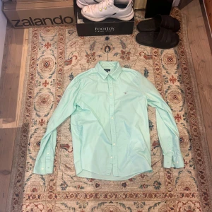 Mintgrön skjorta från Gant - Tjena, säljer nu denna Snygga mintgrön skjortan från gant då den inte längre passar mig. Den är i barnstorlek för åldrern 15 och passar 170cm