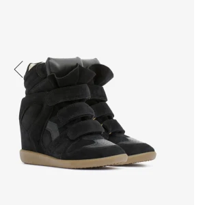 Svarta wedge sneakers med kardborre - Svarta sneakers med inbyggd kilklack och coola kardborreband. Skorna har en chunky siluett, rund tå och är gjorda i mocka med detaljer i skinn. Yttersulan är beige och ger en snygg kontrast till det svarta. Perfekta för dig som vill ha extra höjd och streetstyle-vibe. Skorna är i väldigt fint skick, köpt av en tidigare ägare för några månader sedan. Men har tyvärr inte kommit till användning av mig.💕🤩