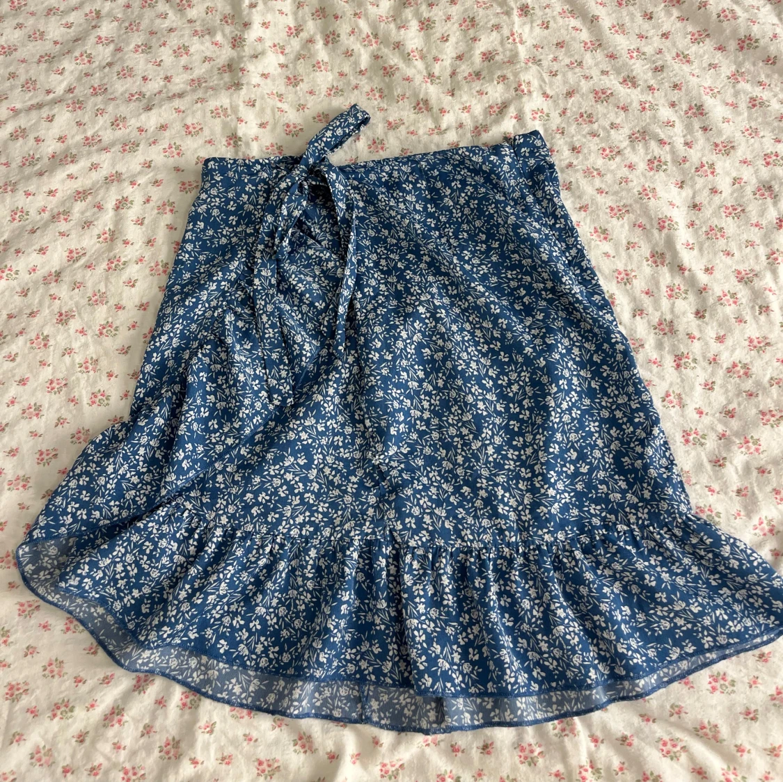 Blå blommig omlottkjol från SHEIN - 2