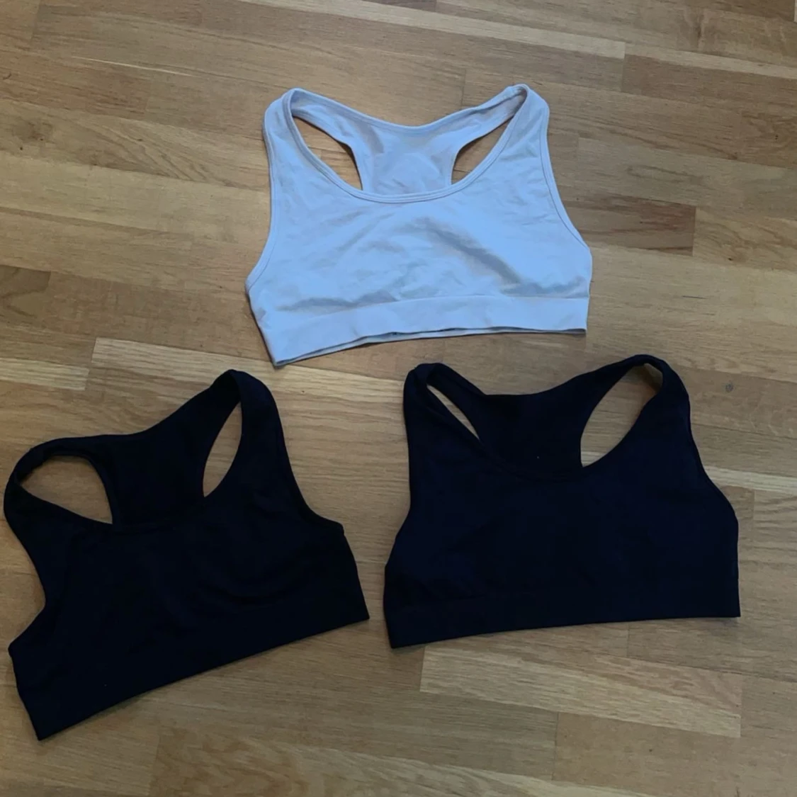 3 sporttoppar från Lindex, svart & vit