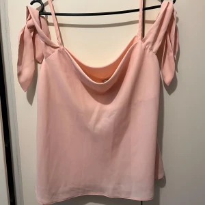 Topp strl 38 - Rosa topp med justerbara axelband från Asos i strl 38. I nyskick. 