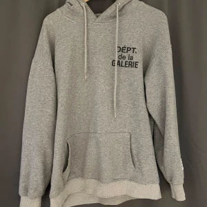 Gallery Dept. Hoodie - Vi säljer nu denna snygga gråa hoodie från Gallery Dept. Perfekt för en chill och trendig look. Storlek M, skicket är 6/10 då lappen har gått av lite. Men annars i bra skick. Pris kan diskuteras vid snabb affär och vid fler frågor är det bara att skriva!😇