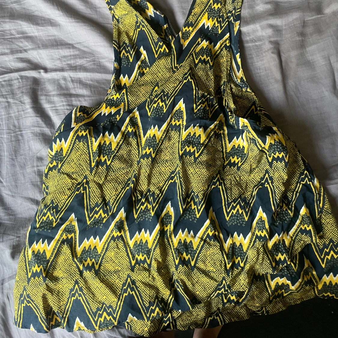 Gul och svart mönstrad kortklänning - 2