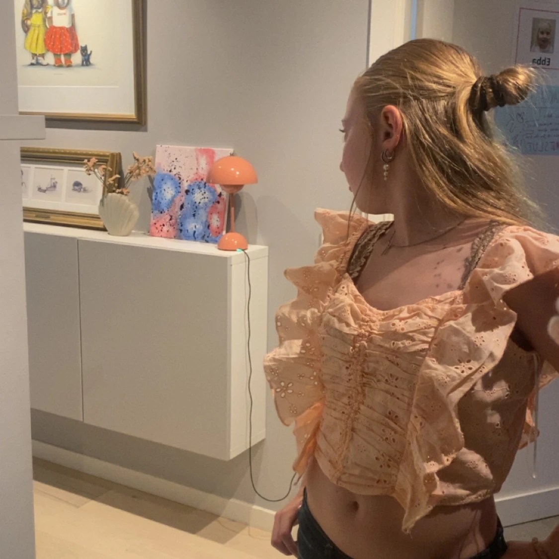 Persikofärgad croppad blus med volang