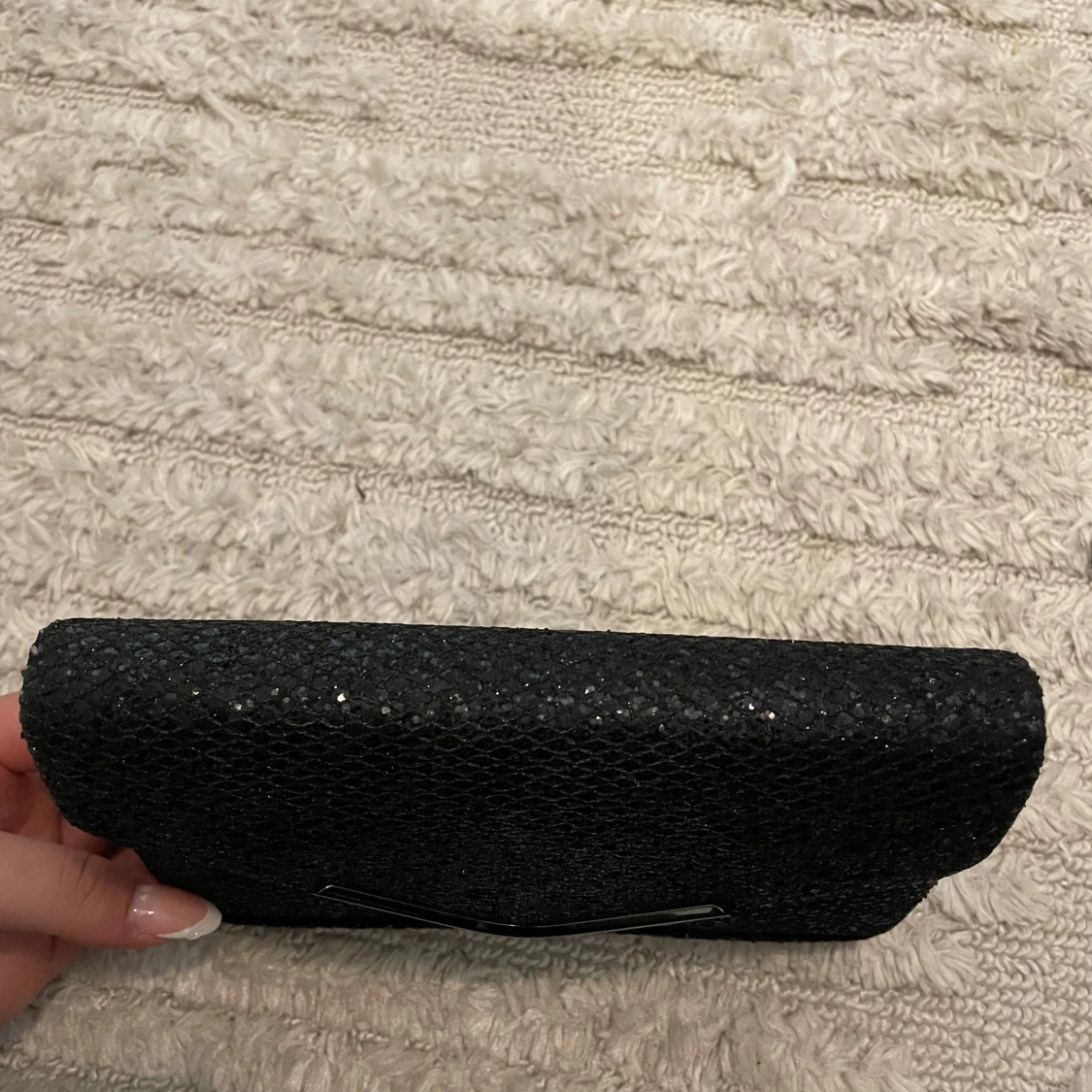 Svart glittrig kuvertväska med kedja - 4