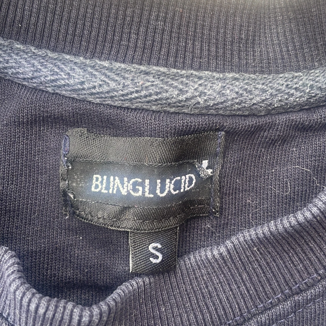 Mörkblå sweatshirt med strassmotiv - 2