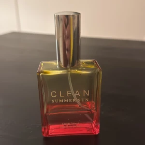 CLEAN Summer Sun parfym  - Fräsch parfym från CLEAN i modellen Summer Sun. Flaskan är fyrkantig med en snygg färgövergång från gult till rött och har ett stilrent silverfärgat lock. Perfekt för dig som gillar lätta och somriga dofter.