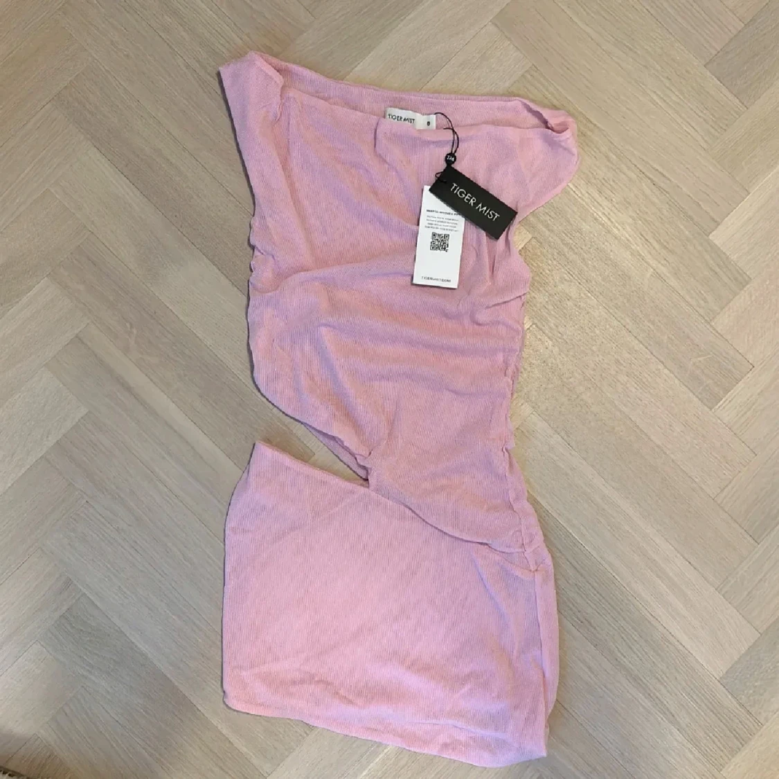 Rosa offshoulder klänning Tiger Mist - 2