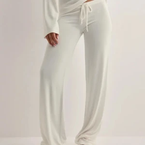 Lågmidjade mjukisbyxor - Supermjuka och sköna vita mjukisbyxor med breda ben och dragsko i midjan. Byxorna har en loose fit och är tillverkade i ett stretchigt material som känns riktigt bekvämt. Perfekta för chill dagar hemma eller när du vill vara extra comfy💕