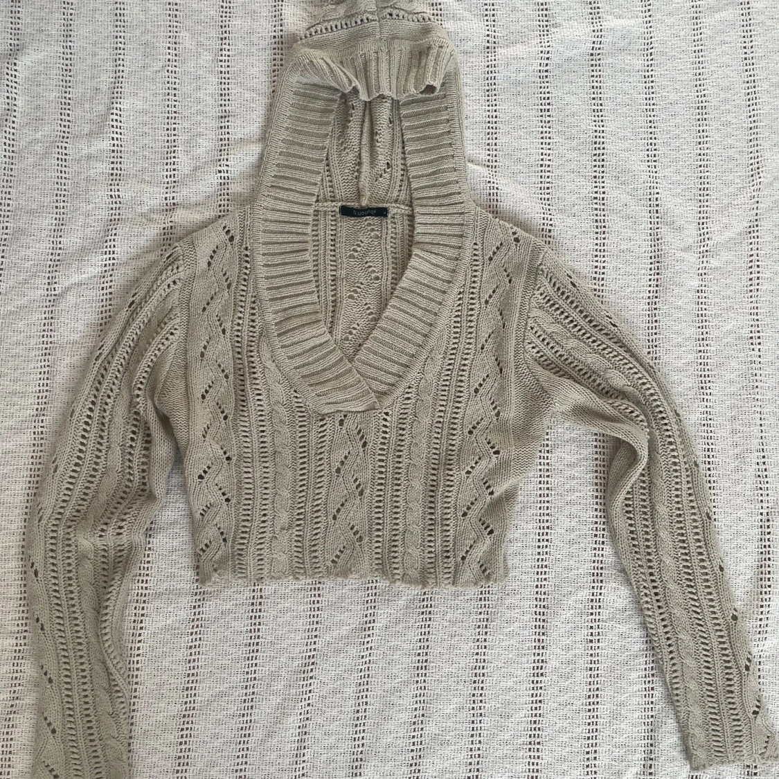 Beige stickad hoodie från b.young