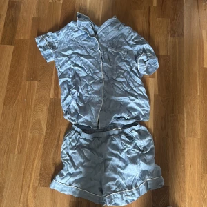 Kontakt mig privat om ni vill ha det här sättet så fixar vi det🥰 - Den är ett ljus blått sätt i storlek XS. Och den krymper 3-4% varje tvätt