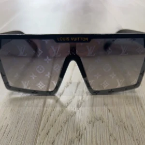 Solglasögon  - EVERYTHING I SELL IS BRAND NEW‼️  * Trusted Seller✅ * Shipping the same day📦 * TikTok: Trendyblock 📱 * Plick: Trendyblock 💛 * Vinted: Trendyblockse 