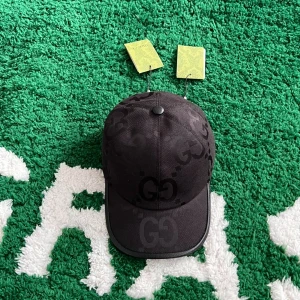 Svart keps från Gucci med GG-logga - Snygg svart keps från Gucci med diskret GG-monogram över hela kepsen. Klassisk böjd skärm och justerbar passform. Tillverkad i slitstarkt material med exklusiv känsla. Perfekt för dig som vill ha en stilren accessoar med lyxig touch.