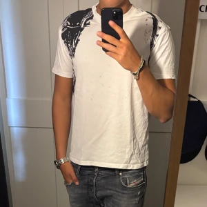 Alexander McQueen T shirt - Alexander McQueen T Shirt // Storlek M // Skick 8.5/10 // Nypris 2500, mitt pris 329 // Hör av dig vid frågor o funderingar!