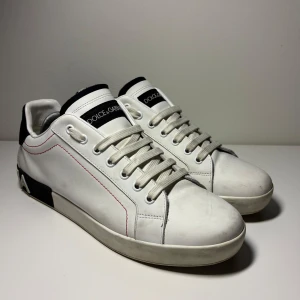 Dolce Gabbana Skor - Dolce Gabbana // Storlek 44 // Skick 8/10 // Nypris 4000, mitt pris 1299 // Höe av dig vid frågor o funderingar!