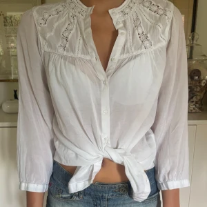 Broderad skjorta - Blus/skjorts som kan bäras på olika sätt. 