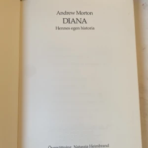 DIANA: Hennes egen historia - En gripande biografi om prinsessan av Wales, berättad med ärlighet och närhet. Upptäck Dianas liv genom intervjuer med hennes närmaste och exklusiva bilder. Perfekt för dig som vill veta mer om en ikonisk person och hennes resa.