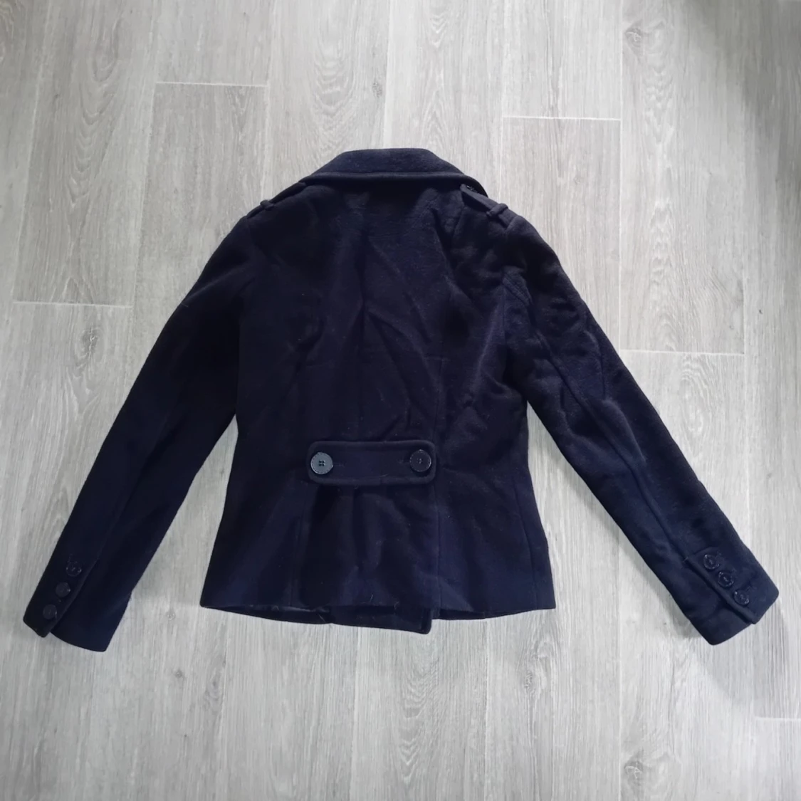 Mörkblå kappa med knappar - 90