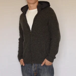 Massimo Dutti med dun luva  - MASSIMO DUTTI HYBRID CARDIGAN  Storlek : L  Passform : Passar M  Användning : Cardiganen är i ett väldigt fint skick utan defekter  Nypris : Cirka 2000SEK (mycket rare och eftertraktad modell)  Modellen på bilden är 182CM och väger 79KG