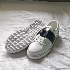 Valentino garavani open - Helt nya Valentino opens med en het och trendig stil. Funkar till alla outfits. Skorna är storlek 43 men passar allt mellan 42 och 44. Fråga gärna om mer bilder, priset är inte hugget i sten.
