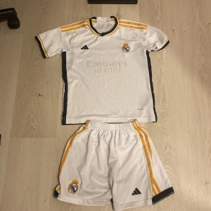 Real Madrid  fotbollströja vit - Snygg Real Madrid fotbollströja med shorts, shortsen ser små ut men dom är stretchiga 