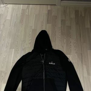 Svart Moncler cardigan med huva XL - Storlek xl men sitter mer som L