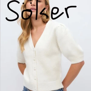 Knitted cardigan  - Söker denna knitted cardigan från Gina, helst strl xs men s går också bra. Pris kan vi diskutera tsm🌸