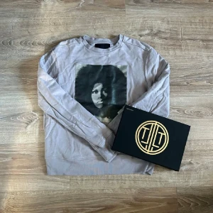 Limitato tröja  - En snygg tröja från Limitato som vanligtvis kostar omkring 1000kr men nu säljs för 499kr. Tröjan är i fint skick utan anmärkningar. Hör av er vid ytterligare frågor!  (Postar inom 24h och box ingår inte!)