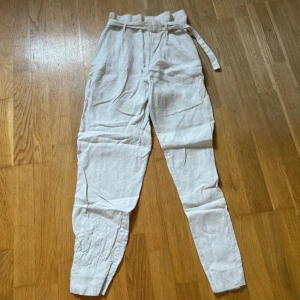 Vita linnebyxor med bälte från Mango - Säljer nu dessa linne byxor då dem inte kommer till användning!🩶 Använda max 3 gånger så dem är i fintskick!🩶