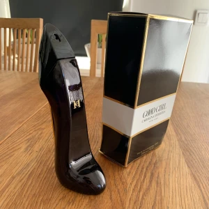 Good Girl parfym från Carolina Herrera - Good Girl från Carolina Herrera i en lyxig och unik flaska formad som en svart högklackad sko med gulddetaljer. Parfymen kommer i en elegant svart och vit kartong med guldkant. Perfekt för dig som gillar statement-flaskor och exklusiv design. helt ny o-använd