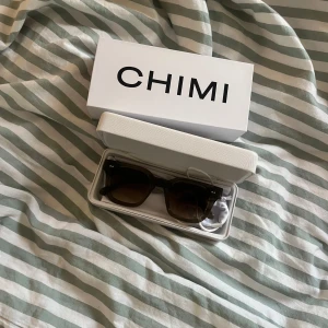 Gröna CHIMI solglasögon i box - Snygga gröna solglasögon från CHIMI med fyrkantig form och transparent båge. Kommer i original vit box och fodral. De är använda men inte överdrivet då jag köpt nya och använt under denna sommaren. Hör av er vid frågor 🩷