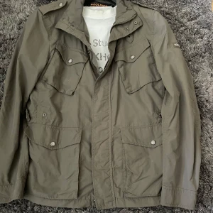 Woolrich Fieldjacket - Säljer en clean och jag tvärfet fieldjacka från Woolrich. Jackan är i helt nytt skick och passar perfekt inför kyligare sommarkvällar och under hösten. Nypris ligger på över 5000 men mitt är självklart diskuterbart! Tveka inte att höra av er för OUTFITS, YTTERLIGARE BILDER eller PRIS!