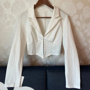 Topp/ skjorta, Stl M - Superfin vit topp/ skjorta i storlek M. Använd fåtal gånger eftersom storleken är för stor för mig.