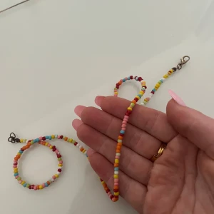 Färgglatt pärlhalsband med små pärlor - Färgglatt & söt halsband med små pärlor i olika färger som rosa, blå, gul, röd och orange. Halsbandet har ett lekfullt och trendigt utseende med pärlor i rad och metallspänne. Perfekt för dig som gillar färg. Osäker vart den är köpt ifrån men kommer inte mer till användning. Kontakta gärna innan köp!
