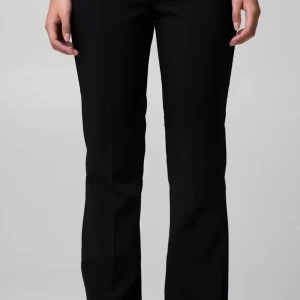 Svarta kostymbyxor från Bik Bok - Snygga svarta kostymbyxor från Bik Bok i klassisk rak modell. Byxorna har lowwaist och är tillverkade i ett mjukt material som ger en clean och stilren look. Perfekta för dig som gillar minimalistisk stil och vill ha ett par byxor som funkar till många olika outfits.