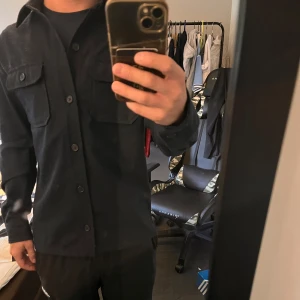 Overshirt - Säljer nu min Overshirt som är köpt på Brothers för 1200kr, säljer den då den inte kommer till användning längre, mitt pris är 450kr, inte hugget i sten vid snabb affär
