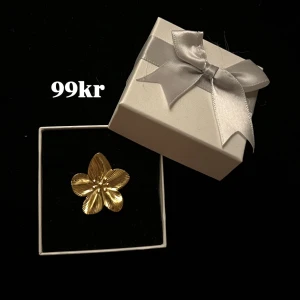 Guldig Blom ring  - Justerbar, helt ny, frakt 22kr🌸