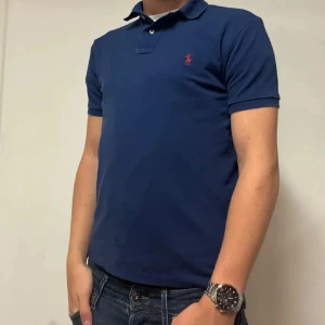 Polo Ralph Lauren Pike | S, Slim fit  - Säljer en sjukt fet Ralph Lauren pike | Nypriset ligger på ~ 1600kr, mitt pris, 299kr | Storlek S | Jag på bilden är 181,71kg | Inga synliga defekter, därav mycket bra skick |  Skriv vid intresse ! 💫😉