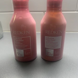 Nya oöppnade! Redken Volume Injection duo 300ml - Redken Volume Injection schampo och balsam, båda i snygga rosa plastflaskor på 300 ml. Perfekt för dig som vill ha volym och fyllighet i håret. Schampot har 1% bodifying complex och balsamet 2%. Båda har pH-balanserad formula och Filloxane+ för extra effekt.