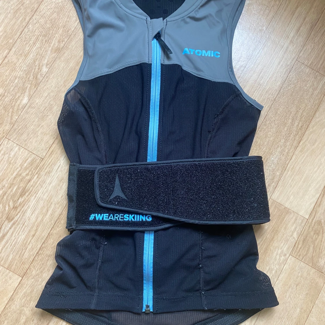 Atomic svart/grå skyddsväst S