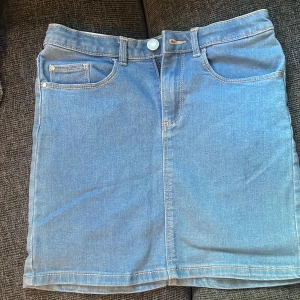 Jeanskjol från cubus - En helt oanvänd jeanskjol. Den sitter tajt och fint, hör av er vid fler bilder eller frågor!🤗Nypris 200