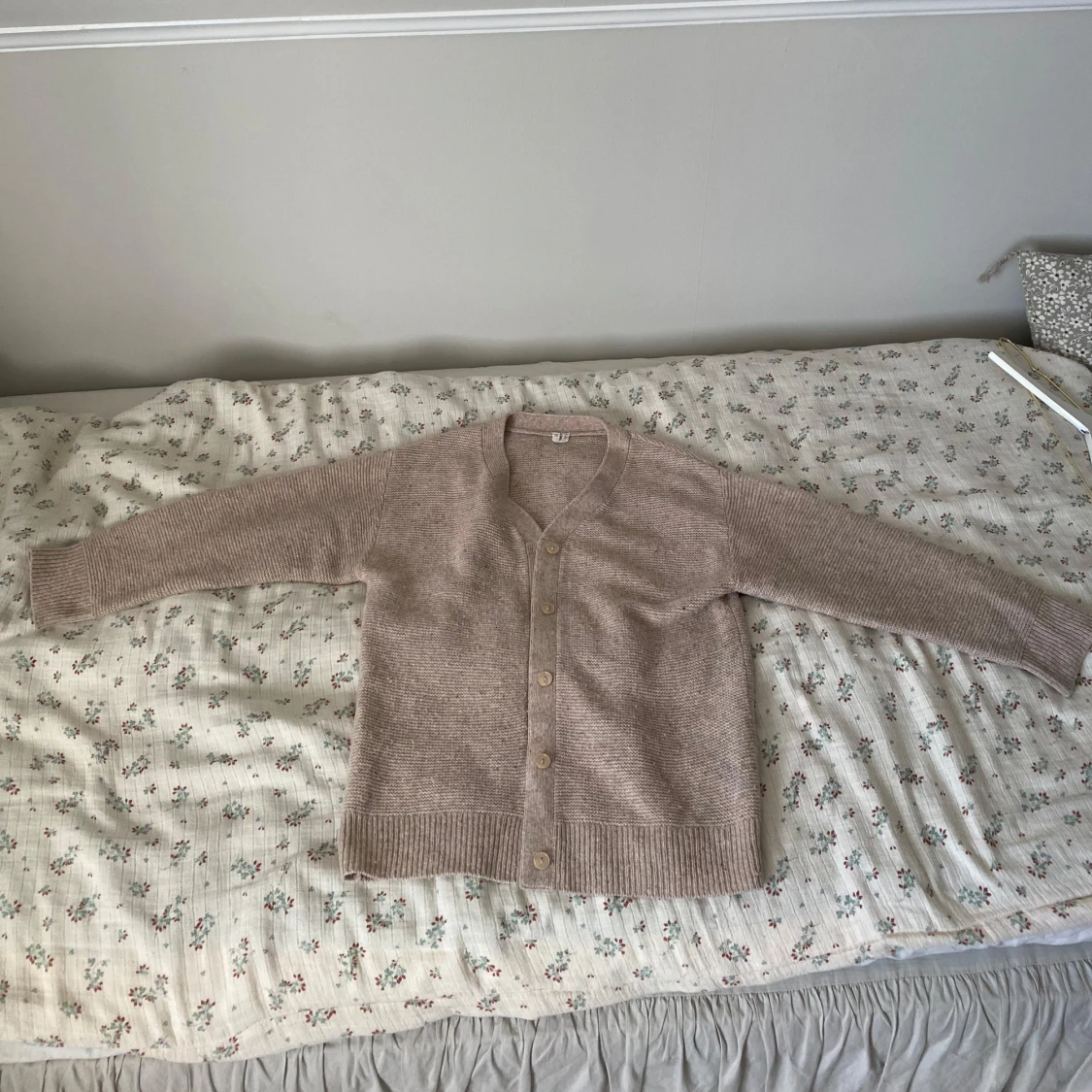Beige stickad kofta med knappar