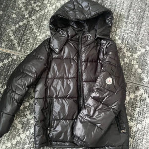 Svart moncler jacka - Svart mocler jacka / moncler maya. Använt förra vintern i 2 månader kanske o säljer pga att den inte passar längre. Ej riktig men NFC scan funkar på jackan. Priset kan diskuteras vid snabbköp