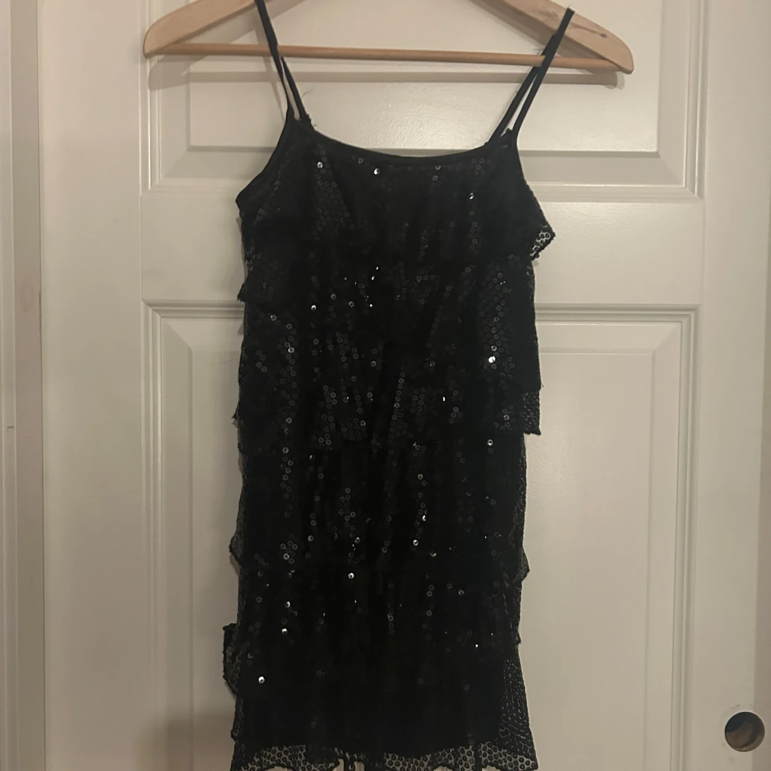 Svart glittrig volangklänning