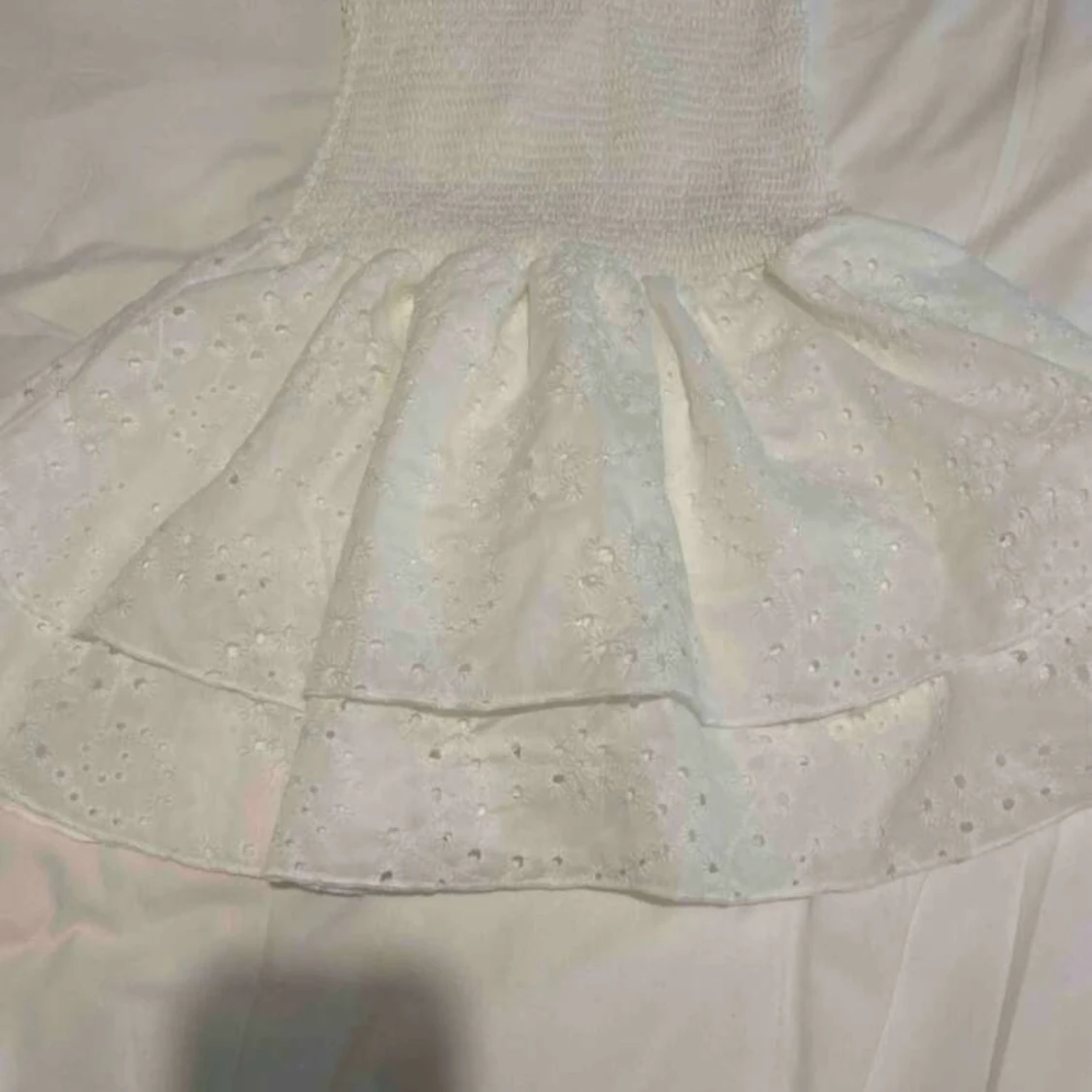 Vit kort klänning med volang - 1